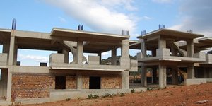 Σε ελεύθερη πτώση η οικοδομή και το Νοέμβρη