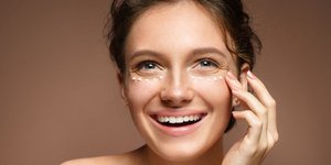 Μοντέλο ποζάρει στο φακό/ Φωτογραφία: Shutterstock/RomarioIen