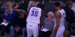 Η γιαγιά που «κέρδισε» το φιλί του σταρ του NBA [βίντεο] 
