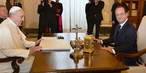 Κομμένα τα χαμόγελα στη συνάντηση Πάπα - Ολάντ: Εκδηλη αμηχανία στο Βατικανό [ει