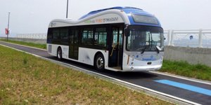 Ανεφοδιασμός καθ' οδόν – Δρόμος στην Κορέα «φορτίζει» με ρεύμα λεωφορεία εν κινή