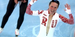 Χρυσό στο αβυσσαλέο ντεκολτέ -Πανηγύρισε κατεβάζοντας το φερμουάρ της