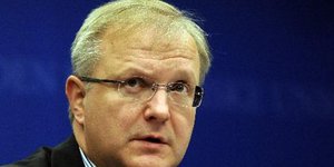 Όλι Ρέν: Εργαζόμαστε για να παραμείνει η Ελλάδα στο ευρώ [βίντεο]