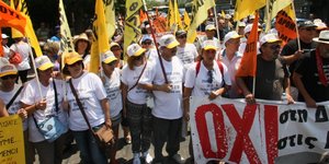 Συγκέντρωση διαμαρτυρίας της ΟΛΜΕ έξω από το Υπουργείο Διοικητικής Μεταρρύθμισης