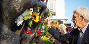 Ο Γιάννης Μπουτάρης στο Μνημείο Ολοκαυτώματος στη Θεσσαλονίκη/ Φωτογραφία Eurokinissi