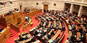 Σε υψηλούς τόνους η πρώτη συζήτηση του Προϋπολογισμού στην Ολομέλεια