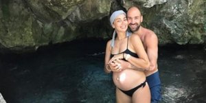 Ο Βασίλης Σπανούλης και η Ολυμπία Χοψονίδου από τις διακοπές τους στον Αχέροντα.