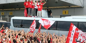 Αποθεωτική υποδοχή για τον πρωταθλητή Ευρώπης Ολυμπιακό στο αεροδρόμιο [εικόνες&