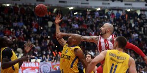 Μπλακ άουτ Ολυμπιακού – Ηττα μέσα στο ΣΕΦ με 73-67 από τη Μακάμπι