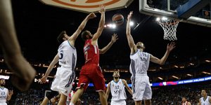 Συγκλονίζει ο Ολυμπιακός στο Λονδίνο