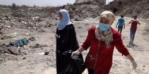 Γυναίκες μπροστά από ομαδικό τάφο στη Μοσούλη / Φωτογραφία: AP Images