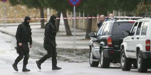 Ενοιπλος κρατά ομήρους σε εργοστάσιο στην Κομοτηνή