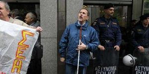 Εικοσιτετράωρη διαμαρτυρία της Ομοσπονδίας Τυφλών έξω από το υπουργείο Οικονομικ