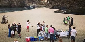 Μπάρμπεκιου με φίλους στην παραλία έκανε η Ελένη Μενεγάκη. Φωτογραφία: Instagram