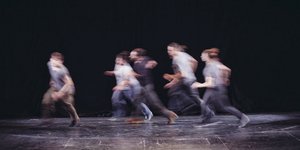 Στιγμιότυπο από τη βραβευμένη παράσταση ELVEDON που αρχίζει περιοδεία στην Ευρώπη