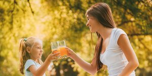 Μητέρα και κόρη πίνουν χυμό πορτοκαλιού /Φωτογραφία: Shutterstock