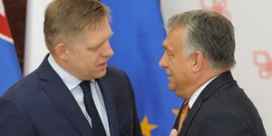 Οι πρωθυπουργοί της Σλοβακίας και της Ουγγαρίας. AP Photo/Alik Keplicz