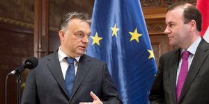 Ο Βίκτορ Ορμπαν και ο Μάνφρεντ Βέμπερ (Φωτογραφία: Szilard Koszticsak/MTI via AP)