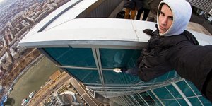 Οι πιο εντυπωσιακές selfies στα χρονικά των social media: Ιλιγγιώδεις λήψεις από