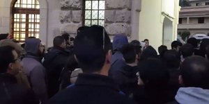 Εγκλημα στη Ρόδο: Ο κόσμος τα έβαλε με τους αστυνομικούς -«Γιατί τους κρύβετε