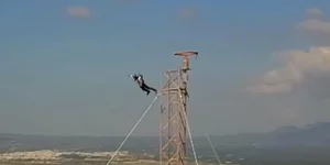 Ο Κωνσταντίνος Όροκλος κάνοντας άλμα από εκατοντάδες μέτρα