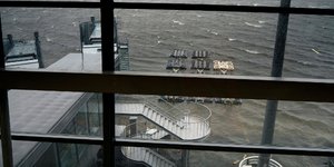 Λιμνοθάλασσα θυμίζει το πλημμυρισμένο αεροδρόμιο της Οζάκα (Φωτογραφία: ΑΡ)