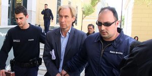 Ο τραπεζίτης Ζαν Κλώντ Οσβαλντ κατάτην σύλληψή του στην Αθήνα -Φωτογραφία: EUROKINISSI/ΤΑΤΙΑΝΑ ΜΠΟΛΑΡΗ