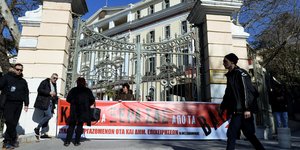 Διαμαρτυρία εργαζομένων ΟΤΑ έξω από το ΥΜΑΘ/Φωτογραφία: IntimeNews