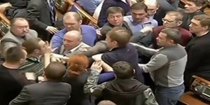 Συμπλοκές και ξύλο μέσα στο Ουκρανικό Κοινοβούλιο [βίντεο]