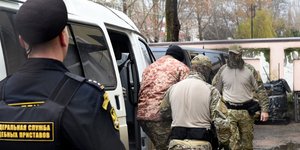 Οι Ουκρανοί ναύτες που είχαν συλληφθεί ανοικτά της Κριμαίας μεταφέρθηκαν σε φυλακές της Μόσχας (Φωτογραφία: AP Photo)