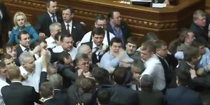 Πεδίο μάχης η ουκρανική Βουλή - Αγριο ξύλο έπαιξαν οι βουλευτές [βίντεο]