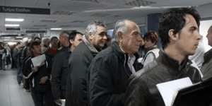 Μετά τον «αυτοφωράκια» έρχεται ο «περιμενάκιας»: Κάθεται στην ουρά σε Εφορίες κα