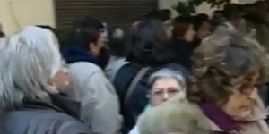 Ουρές απόγνωσης και σκηνές χάους στο Αιγάλεω για μία βεβαίωση [βίντεο]