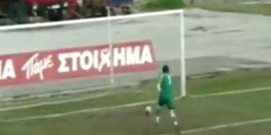 Απίθανο αυτογκόλ αμυντικού σε αγώνα της Football League [βίντεο]