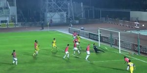 Γκαφατζής τερματοφύλακας στέλνει την μπάλα στα δίχτυα του [βίντεο]