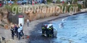Αυτοκίνητο έκανε βουτιά σε παραλία στη Βούλας [βίντεο]