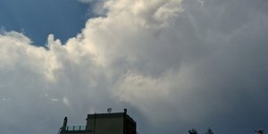 Σύννεφα και βροχές την Παρασκευή – Πού θα είναι απαραίτητη η ομπρέλα