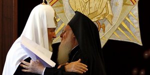 Ο Μητροπολίτης Μόσχας Κύριλλος με τον Οικουμενικό Πατριάρχη. ΦΩΤΟΓΡΑΦΙΑ ΑΡΧΕΙΟΥ: ΑΠΕ-ΜΠΕ