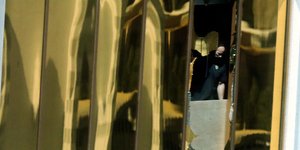 Αστυνομικοί ερευνούν το δωμάτιο του Πάντοκ στο Mandalay Bay Hotel (Φωτογραφία: ΑΡ)