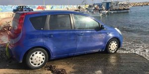 Το αυτοκίνητο που έπεσε στο λιμάνι της Πάφου/ Φωτογραφία:sigmalive.com