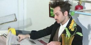 Το να γυρίσεις τη σελίδα στην εφημερίδα σου δεν είναι απλό πράγμα [βίντεο] 