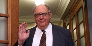 Ο Πάγκαλος κάνει πλάκα και λέει μαντινάδες για τον κροκόδειλο της Κρήτης