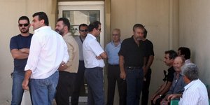 Συγγενείς ασθενών περιμένουν έξω από την είσοδο του ΠΑΓΝΗ / Φωτογραφία: ΑΠΕ