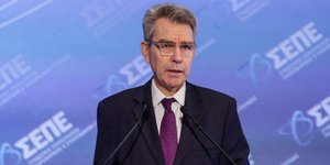 Ο Αμερικανός πρέσβης στο βημα του συνεδρίου του ΣΕΠΕ/Φωτογραφία: Eurokinissi