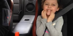 Το γλυκό κοριτσάκι που τρελαίνει το Διαδίκτυο -Ζητάει από τον μπαμπά να οδηγήσει