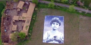 Διαμαρτυρία στο Πακιστάν που προκαλεί ρίγη -Εβαλαν τεράστιο πορτραίτο παιδιού σε