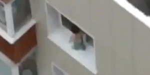 Βίντεο που κόβει την ανάσα: Μωρό ακροβατεί σε περβάζι σε ύψος δεκάδων μέτρων [βί