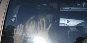 Παράταγε το παιδί της σε ένα πάρκινγκ για να συναντάει τον εραστή της!