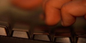 Από το... δημοτικό σερφάρουν στο Διαδίκτυο τα παιδιά - Τα περισσότερα χωρίς επίβ