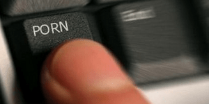 Παιδική κακοποίηση live μέσω διαδικτύου: Πως παγιδεύουν μικρά παιδιά [βίντεο]